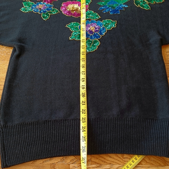You are going to attract attention in this vintage size medium sequined sweater - Picture 6 of 10